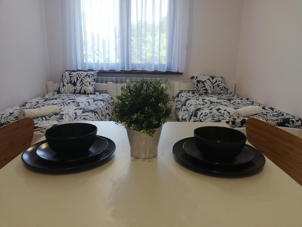 una sala de estar con 2 tazones sobre una mesa en Dworek na Zakręcie - noclegi Zator, en Zator