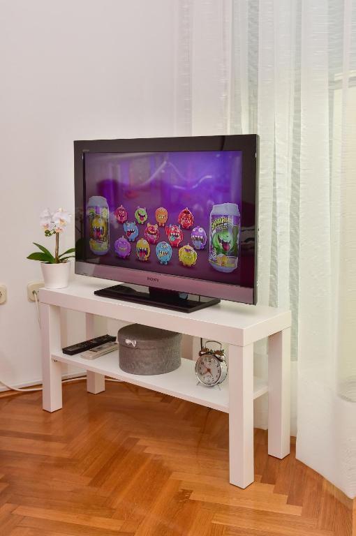 Televízia a/alebo spoločenská miestnosť v ubytovaní Heart of Makarska