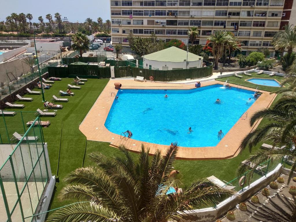 einen Ausblick über einen großen Pool mit Menschen darin in der Unterkunft Apartaments Vacations Playa del Ingles in Playa del Ingles