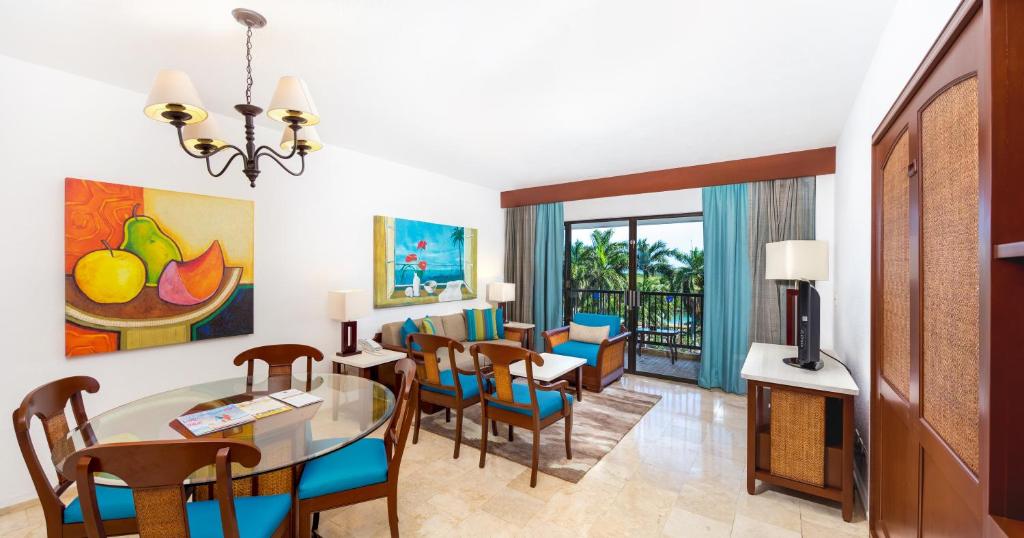 Posezení v ubytování The Royal Cancun All Suites Resort