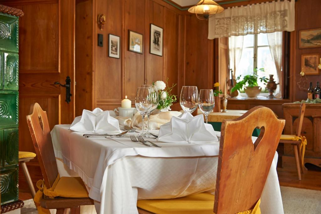 une salle à manger avec une table et un chiffon de table blanc dans l'établissement Ansitz Burg Heimfels, à Heinfels