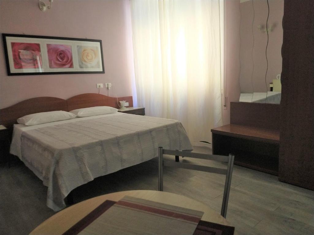 Postel nebo postele na pokoji v ubytování Affittacamere La Spezia Inn