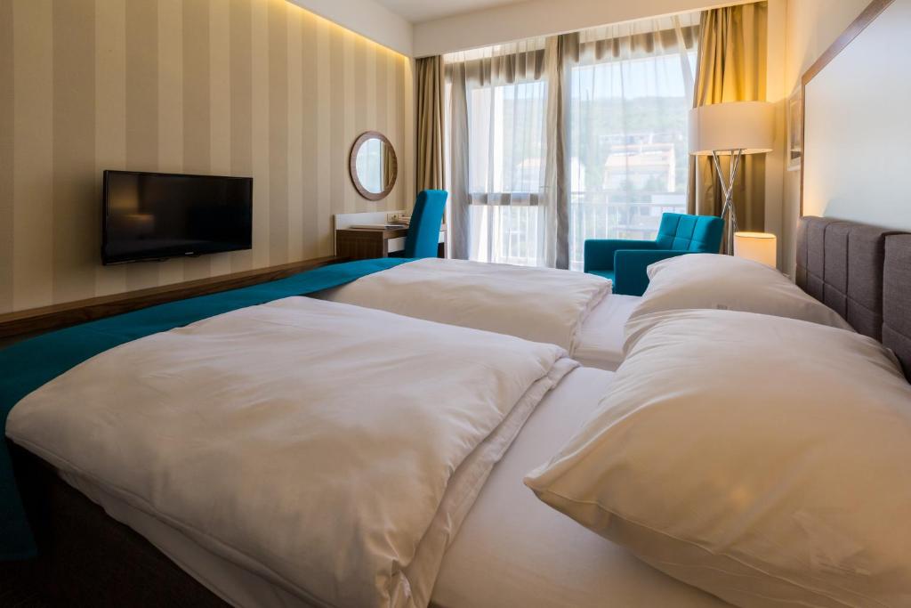 Een bed of bedden in een kamer bij Hotel Katarina