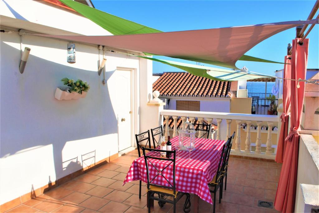 patio con mesa y sillas en el balcón en Apartamento Veronica H en Málaga