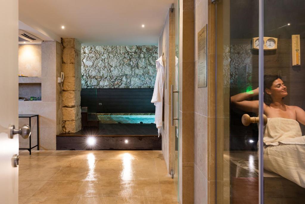 Televízia a/alebo spoločenská miestnosť v ubytovaní Re Dionisio Luxury Suites