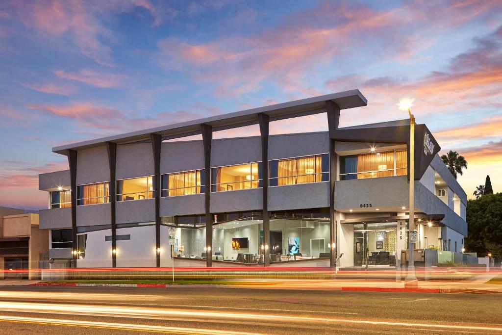 a building on a city street at night at Elan Hotel in Los Angeles