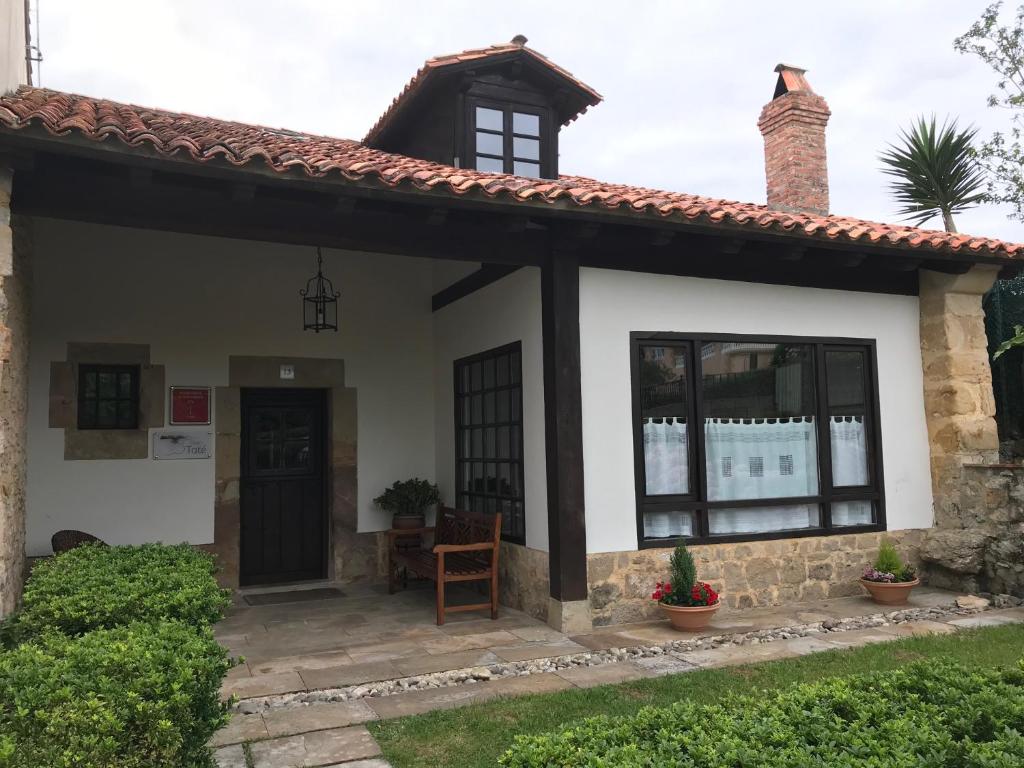 a small house with a front door and a window at Casa Taté in Trasvia