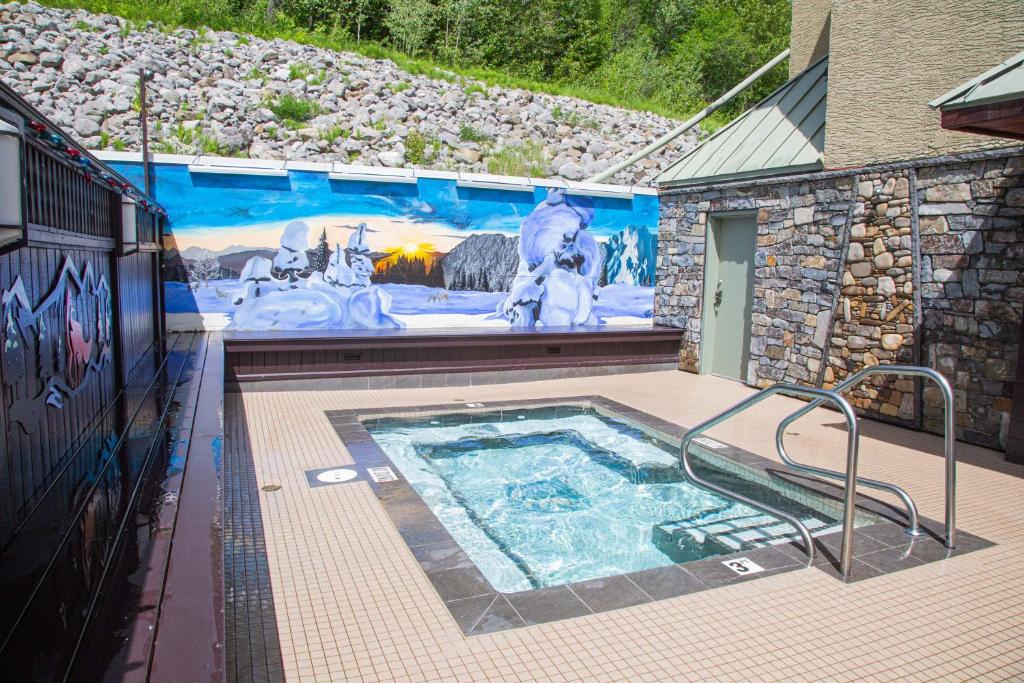 Bazén v ubytování Fernie Fox Hotel nebo v jeho okolí
