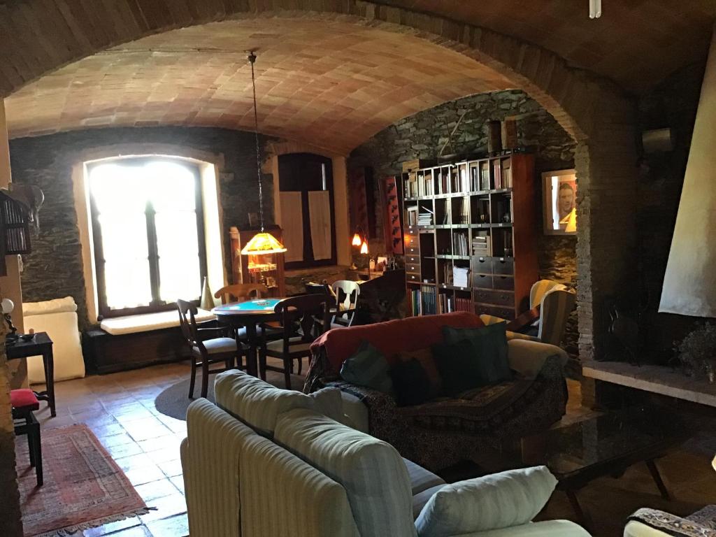 - un salon avec des canapés, une table et une fenêtre dans l'établissement Casa Jordi, à Cadaqués