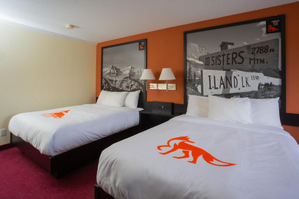 Postel nebo postele na pokoji v ubytování Fernie Fox Hotel