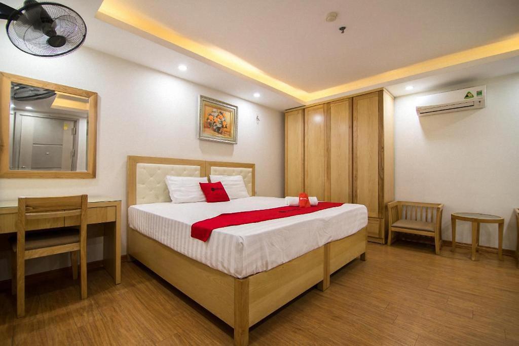 Postel nebo postele na pokoji v ubytování Galaxy Hanoi Hotel & Apartment - 12 ngõ 80 Trần Duy Hưng