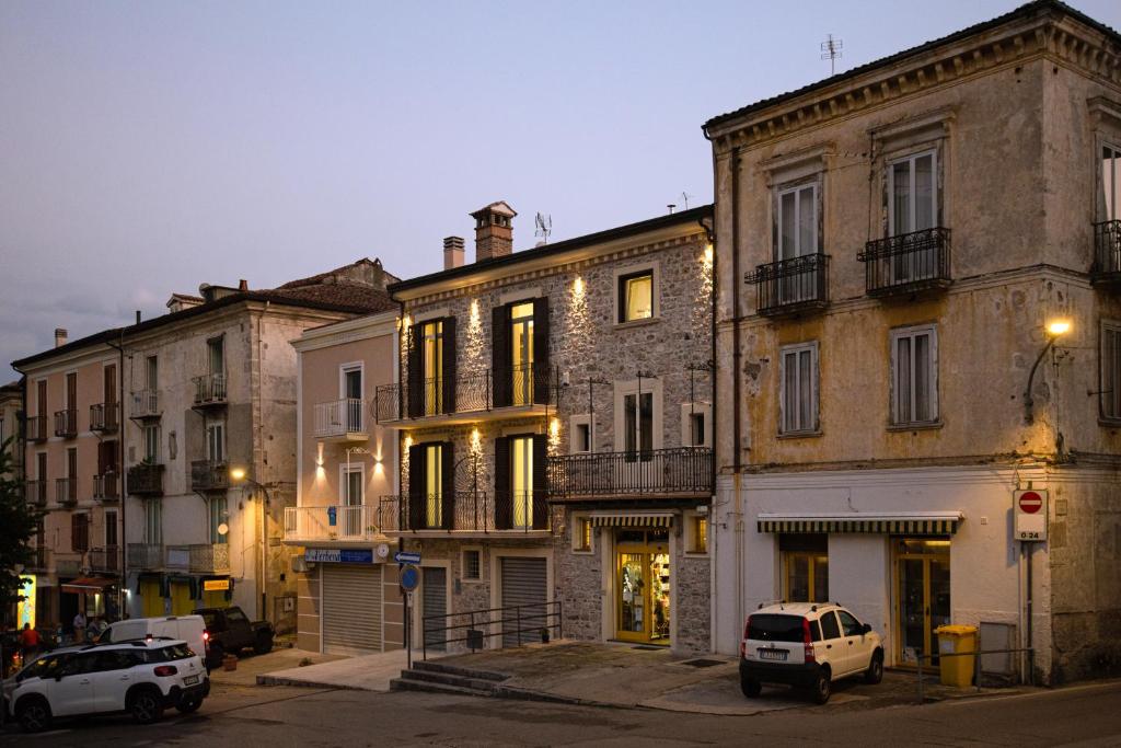 un grupo de edificios con coches estacionados frente a ellos en Bed And Breakfast - Lulugiù, en Lagonegro