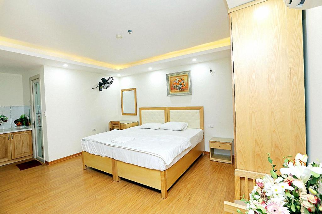 Postel nebo postele na pokoji v ubytování Galaxy Hanoi Hotel & Apartment - 12 ngõ 80 Trần Duy Hưng