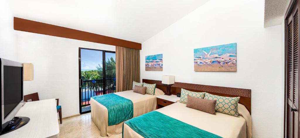 TV a/nebo společenská místnost v ubytování The Royal Cancun All Villas Resort