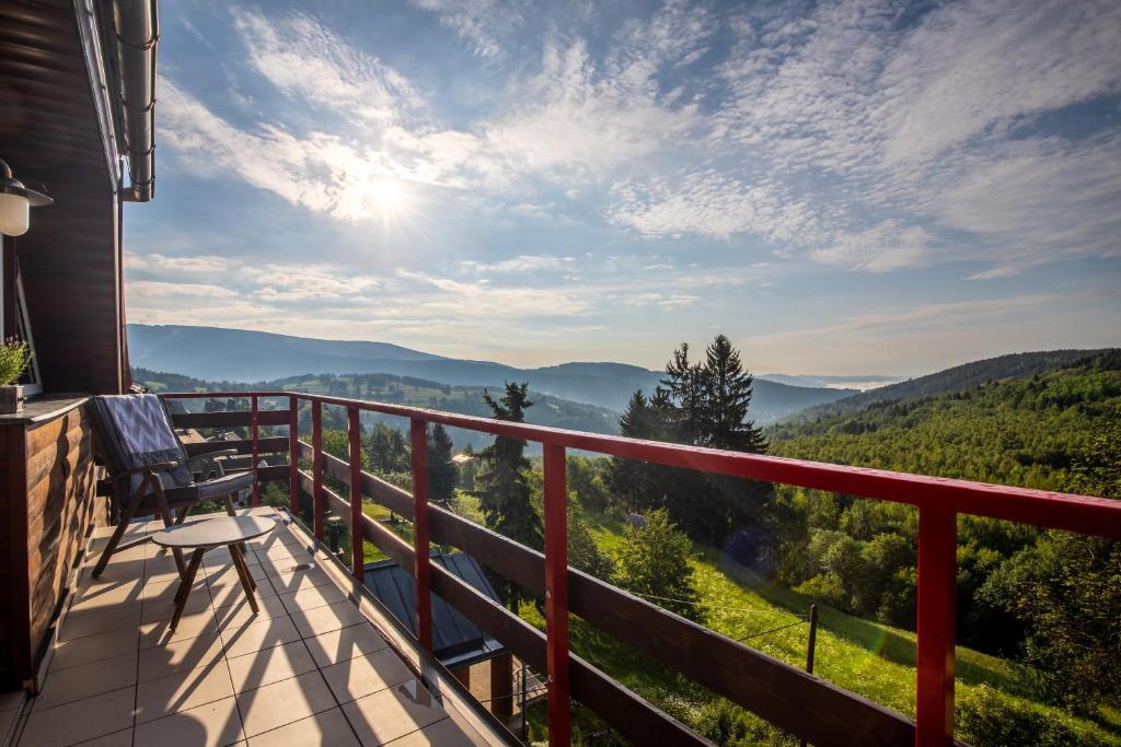 uma varanda com vista para as montanhas em Apartmány Nad Šlikovkou em Jáchymov