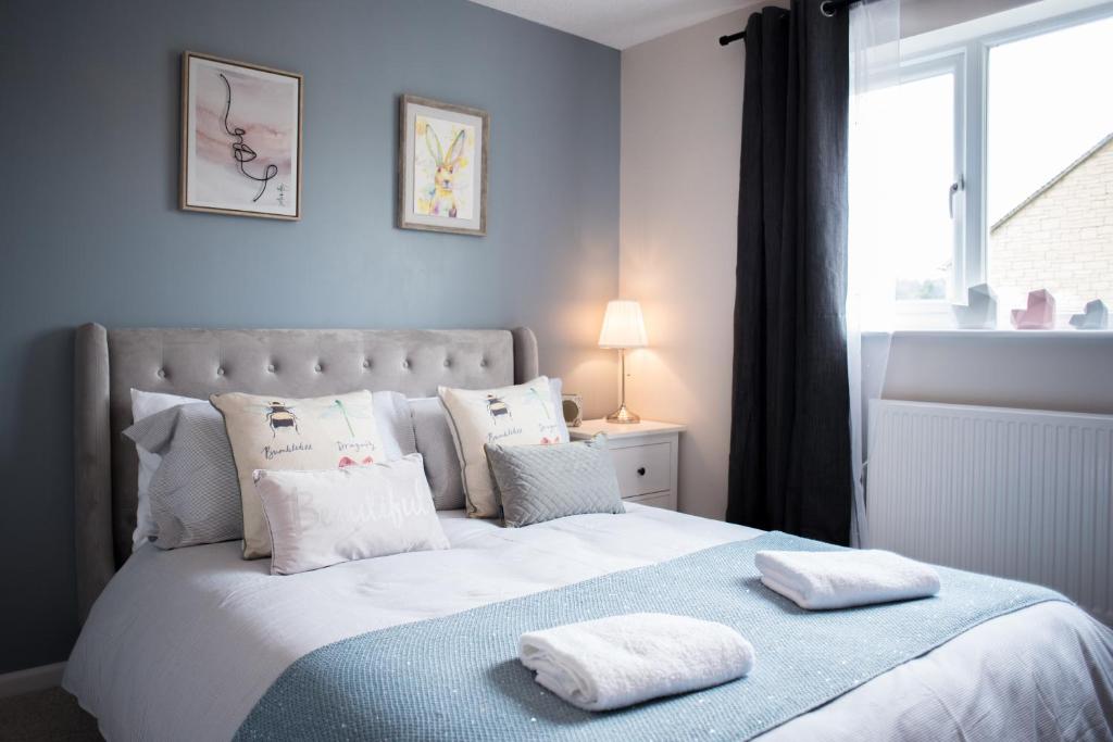 sypialnia z łóżkiem z dwoma ręcznikami w obiekcie Green Lake House w mieście Bourton-on the-Water