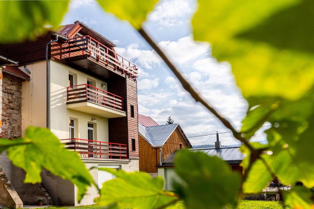Budova, kde se aparthotel nachází