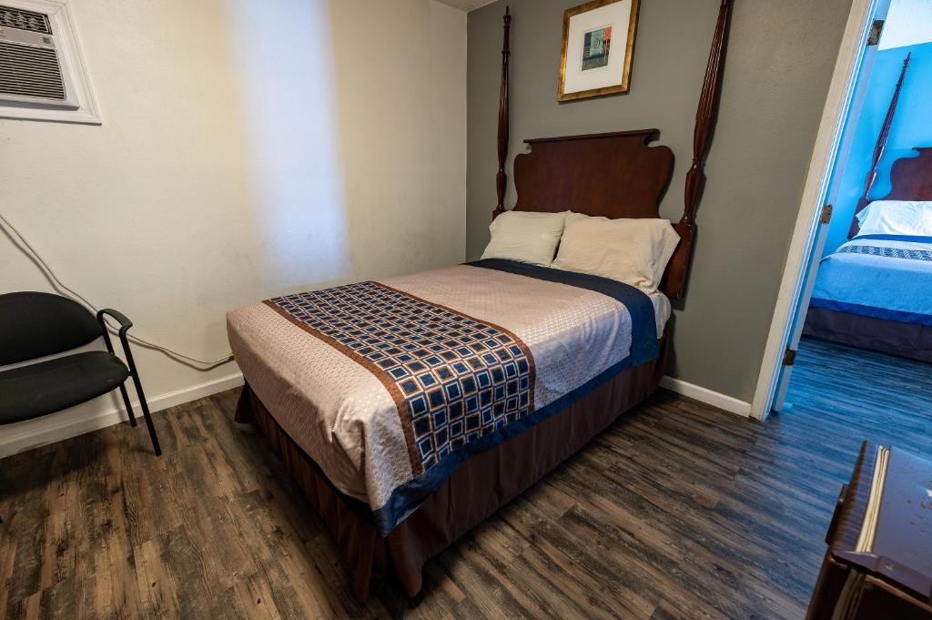 American Inn & Suites Russellville - Standard Triple Room