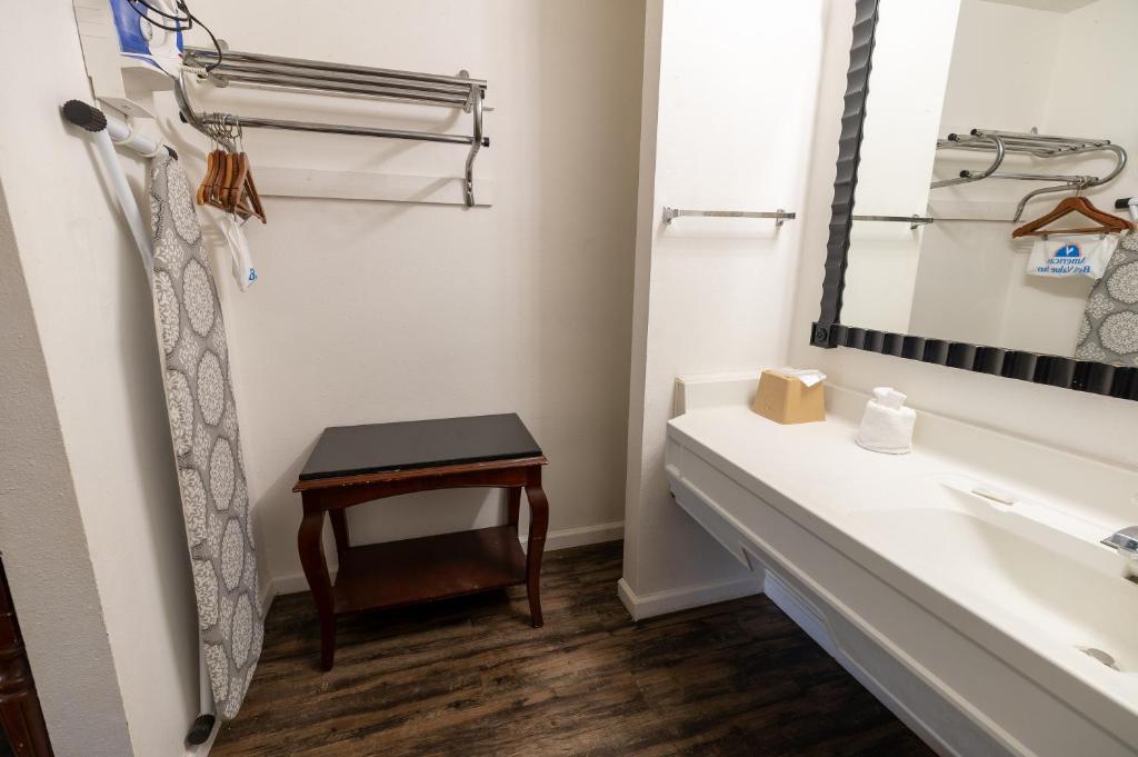 American Inn & Suites Russellville - Standard King Room