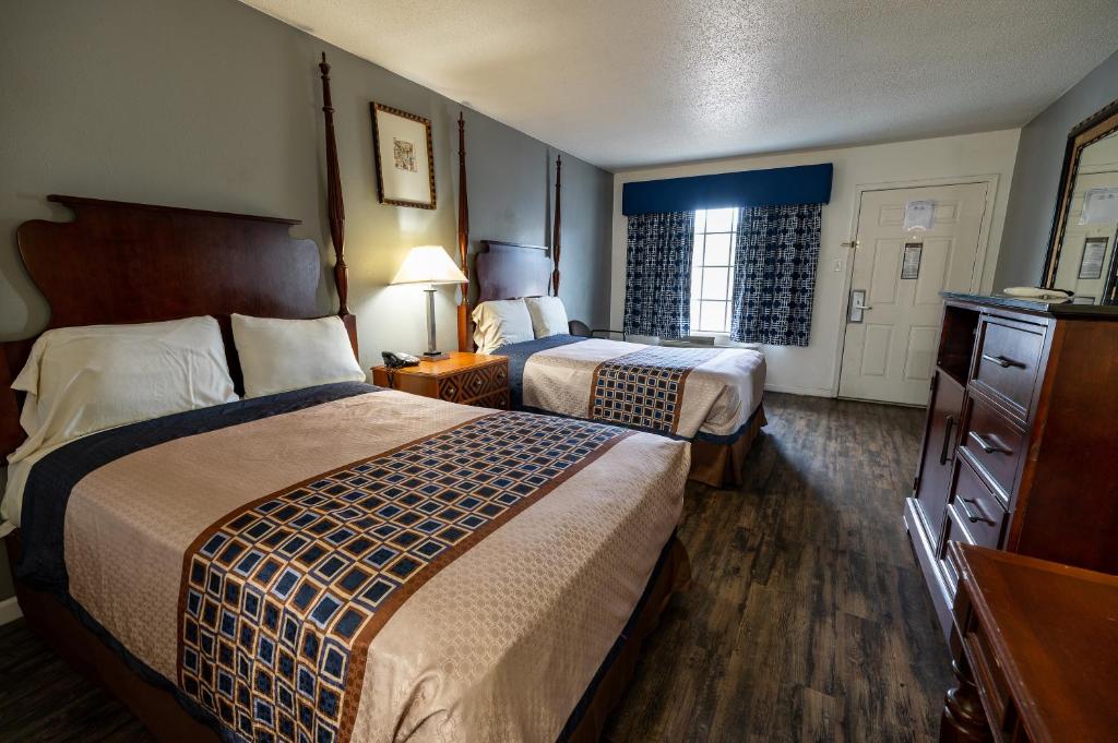 American Inn & Suites Russellville - Standard Double Room