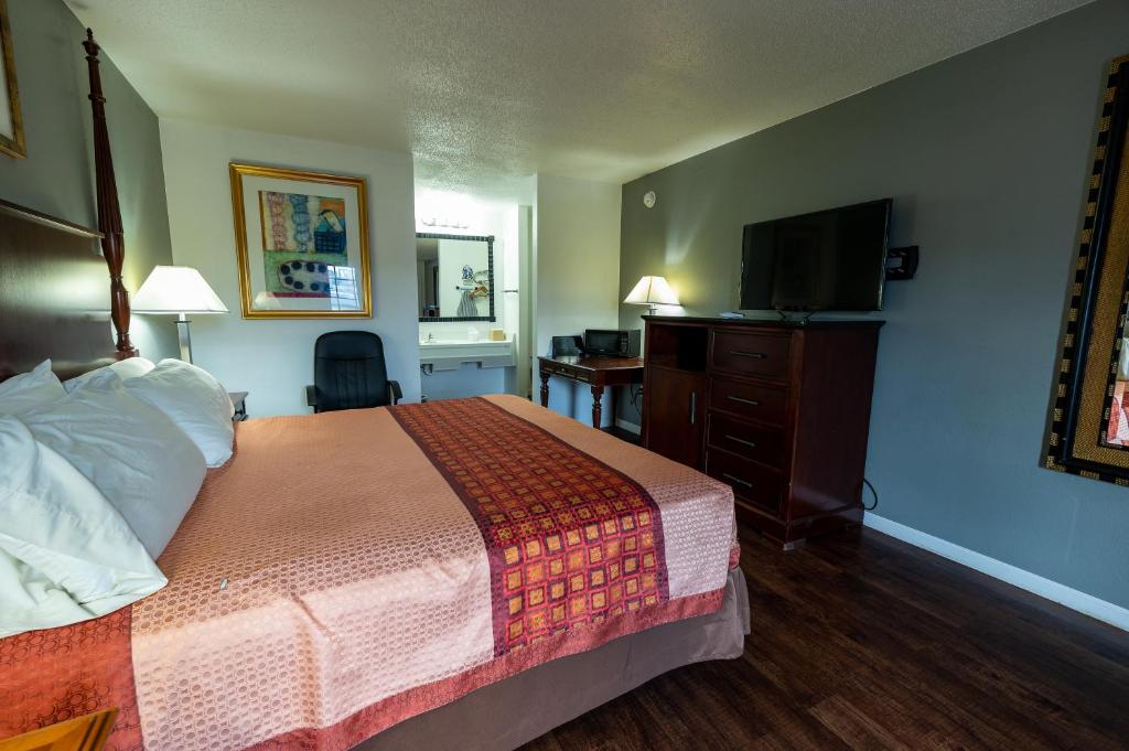 American Inn & Suites Russellville - Standard King Room