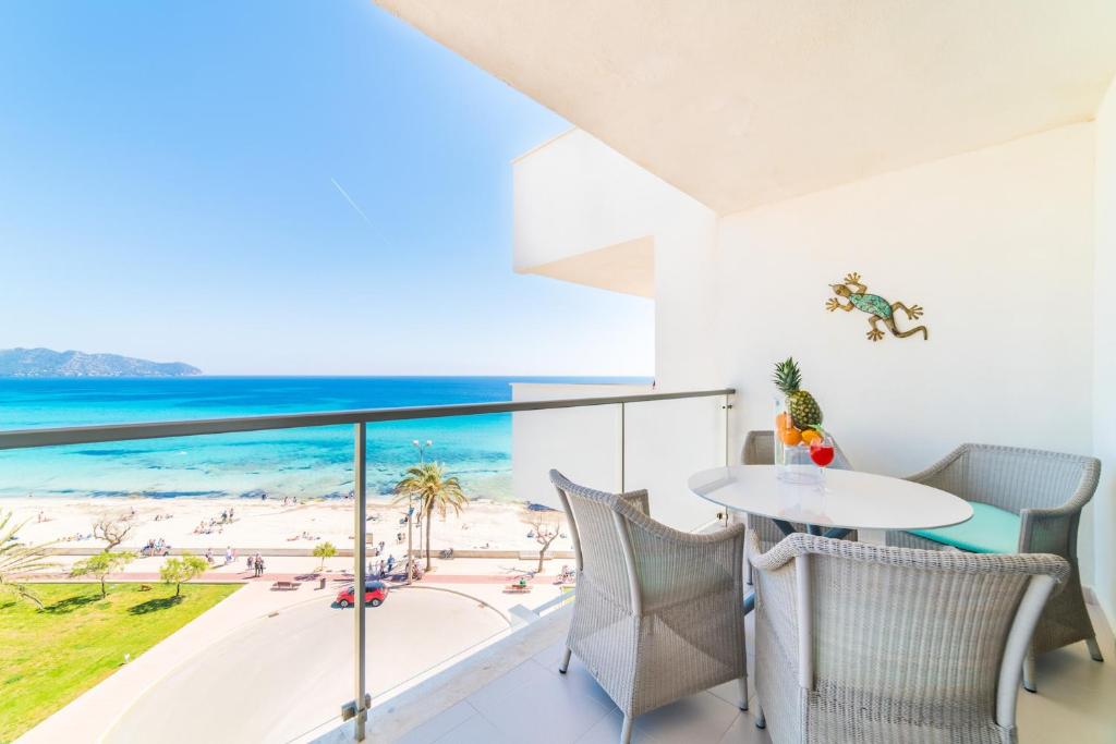 uma sala de jantar com vista para a praia em Sa Maniga 6G em Cala Millor