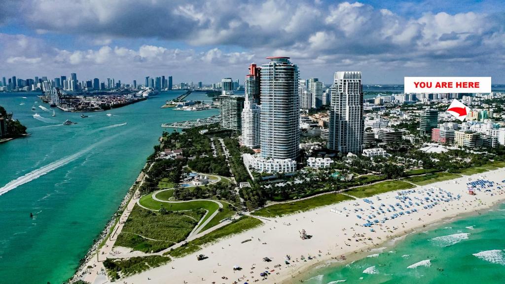 een uitzicht op een strand met een bord waarop staat dat u hier bent bij Miami Beach Rooms B&B in Miami Beach