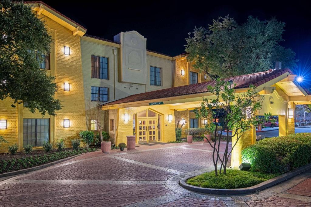 Gallery image of La Quinta Inn by Wyndham San Antonio I-35 N at Toepperwein in San Antonio