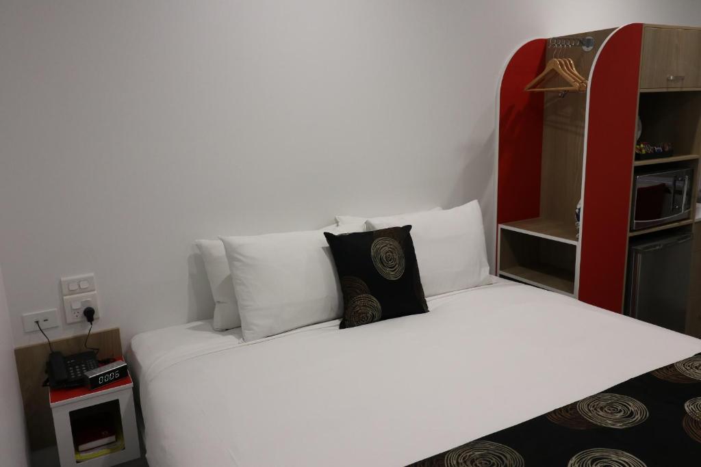 Una cama o camas en una habitación de Room Motels Kingaroy