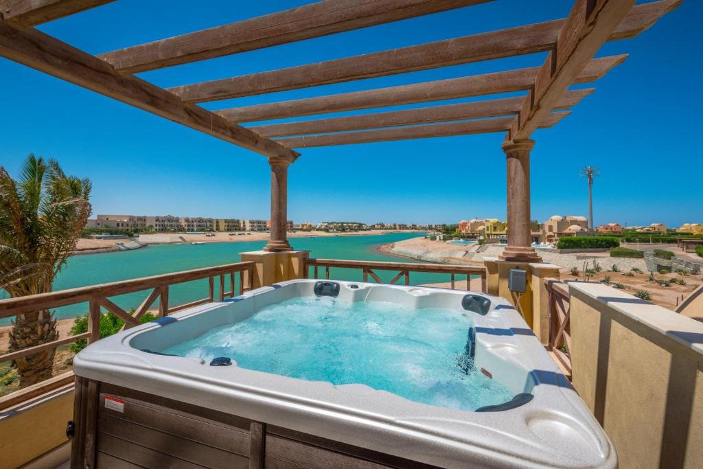 Scenic Views 3 bedroom Villa with private jacuzzi in Sabina