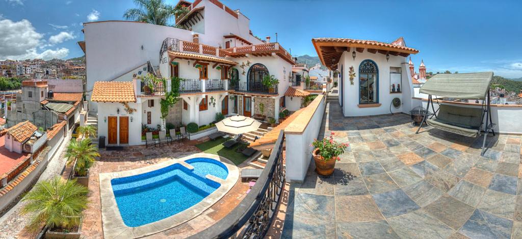 an aerial view of a house with a swimming pool at Hotel Santa Paula in Taxco de Alarcón