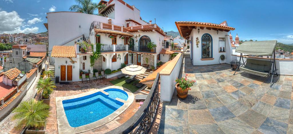 Bazén v ubytování Hotel Santa Paula nebo v jeho okolí