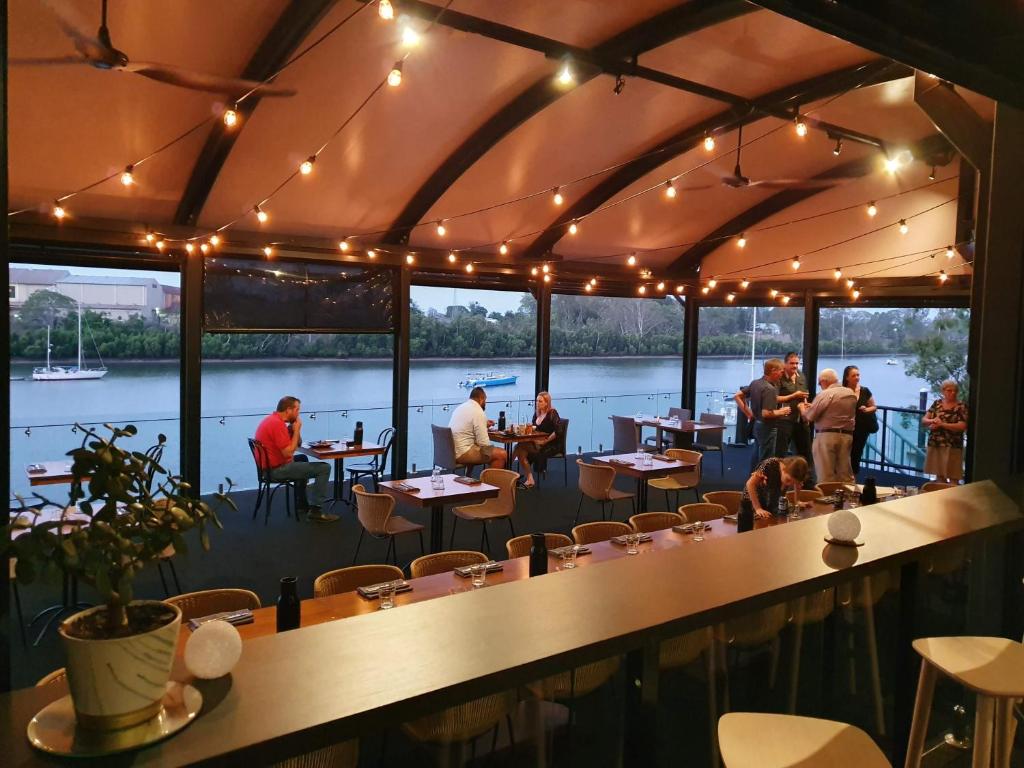 Výhled na řeku, která protéká v blízkosti hotelu
