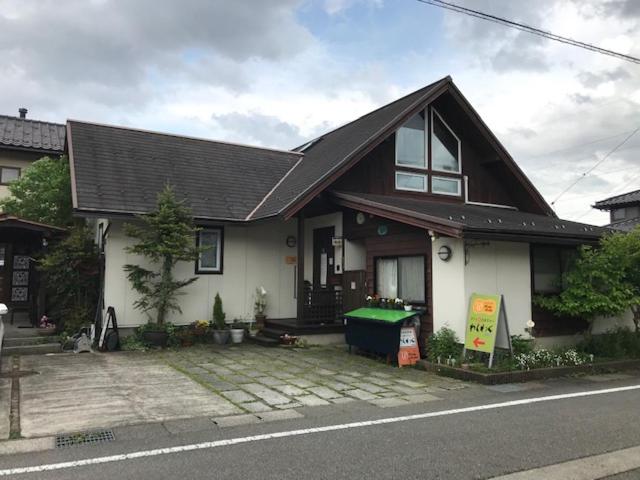 una casa con una mesa de billar delante en ヨーコのお宿 わくわく en Toyama