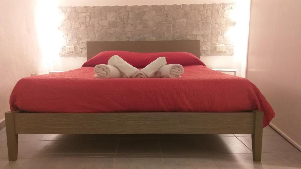 パレルモにあるLa casetta di Gaiaのベッド1台(上に白い枕2つ付)