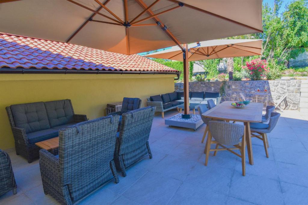 Patio nebo venkovní prostory v ubytování Letorina rooms and apartments with pool