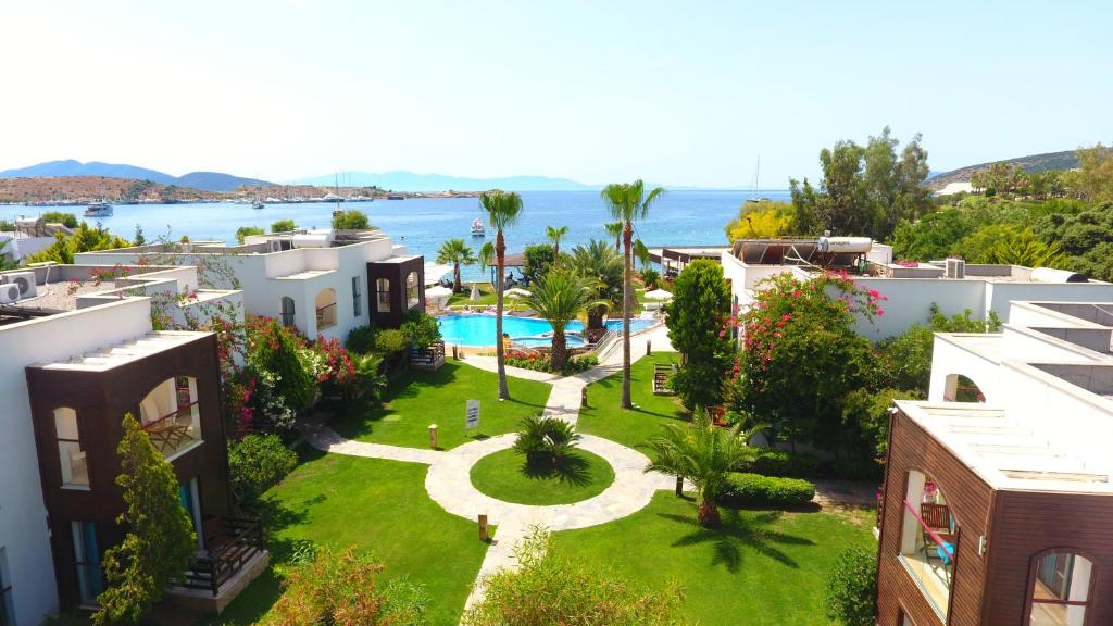 een luchtzicht op een resort met een tuin bij Costa Luvi Hotel - All Inclusive in Gümbet