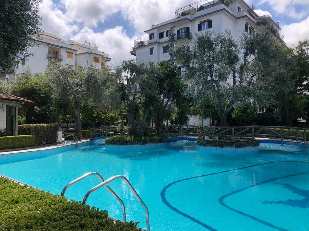 בריכת השחייה שנמצאת ב-Casa Mami - Luxury Apartment and Pool - Sorrento או באזור