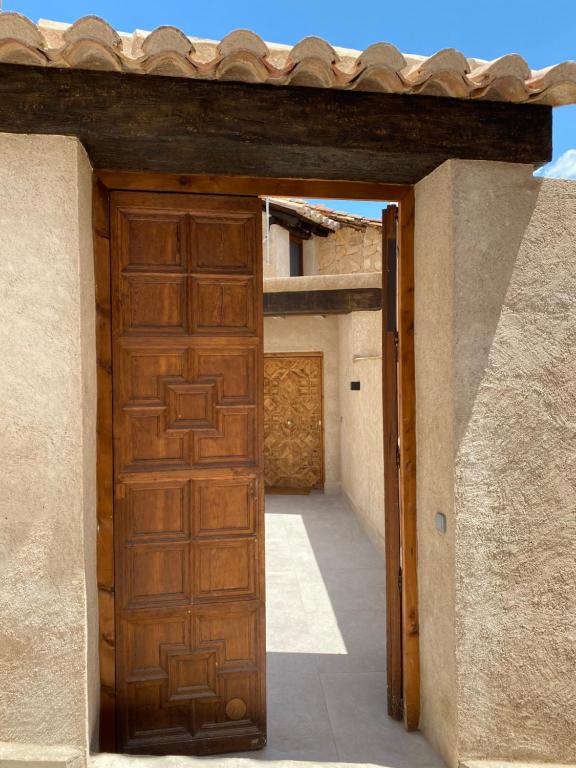 una entrada a una casa con puerta de madera en Casa del Portón, en Valencia