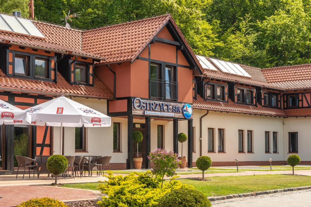 un edificio con mesas y sillas delante de él en Ostrzyce Spa, en Ostrzyce