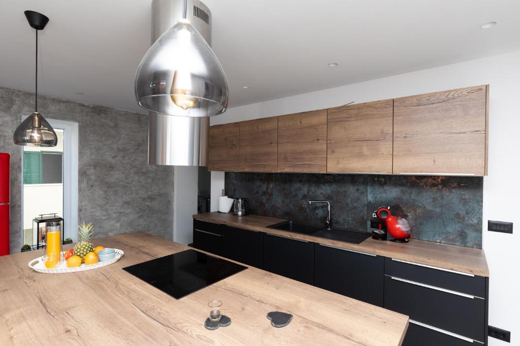 Kuchyňa alebo kuchynka v ubytovaní Luxury Apartman Tinel