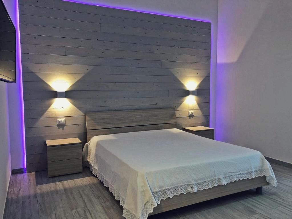 SavaにあるCasa Celesteのベッドルーム1室(ベッド1台、ライト2つ付)
