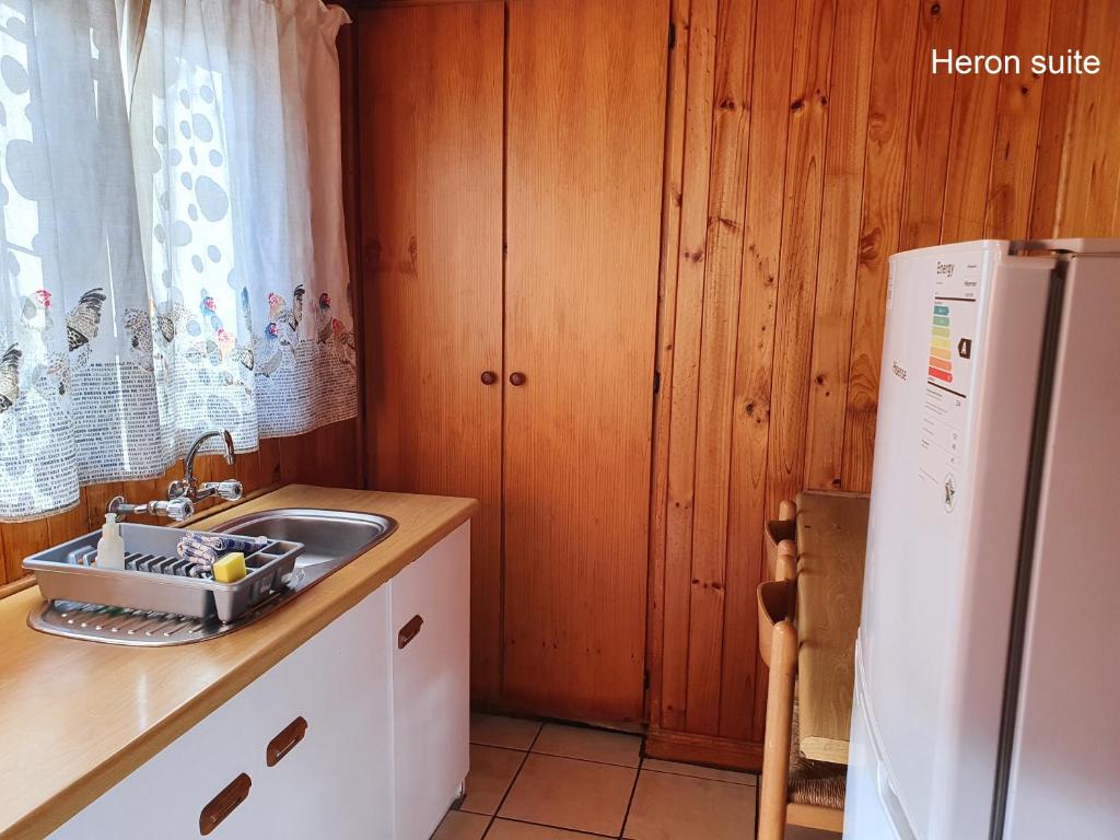 Lakeside Accommodation - Image 40