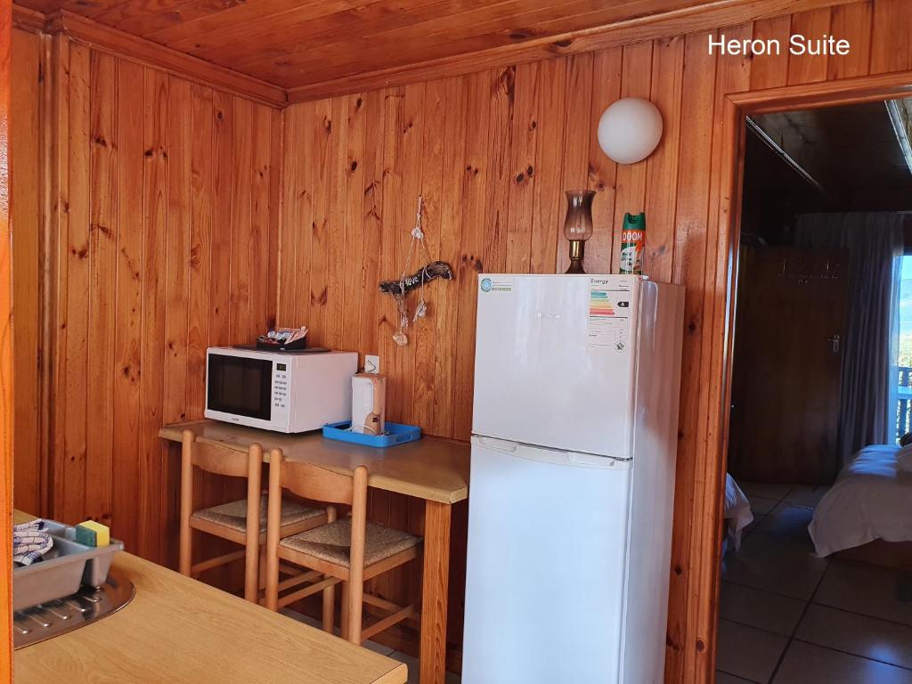 Lakeside Accommodation - Image 41