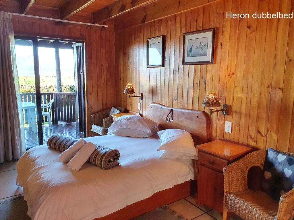 Lakeside Accommodation - Image 43