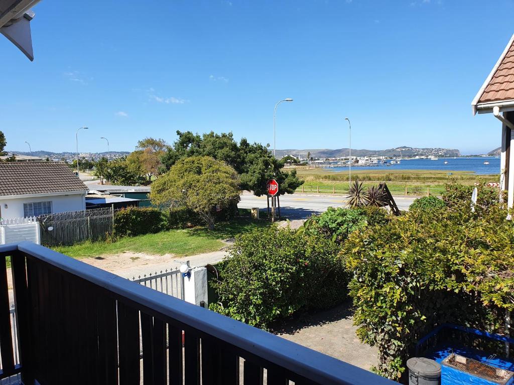 Lakeside Accommodation - Image 26