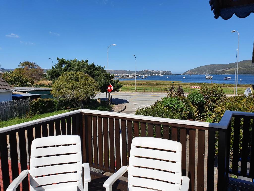 Lakeside Accommodation - Image 10
