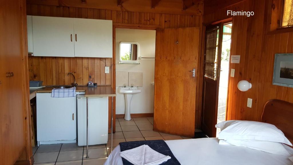 Lakeside Accommodation - Image 23