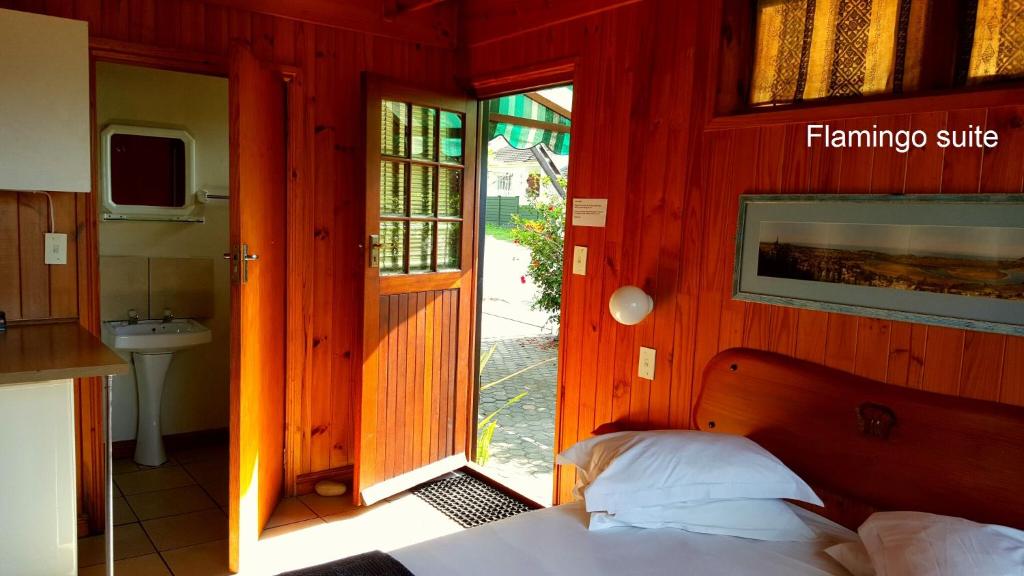 Lakeside Accommodation - Image 24