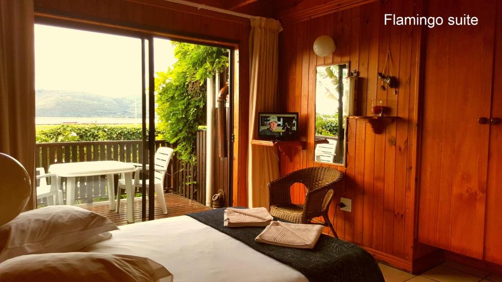 Lakeside Accommodation - Image 25